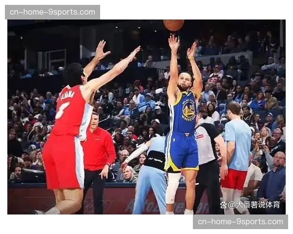 库里伤愈复出首战表现 勇士战术体系迎来核心回归